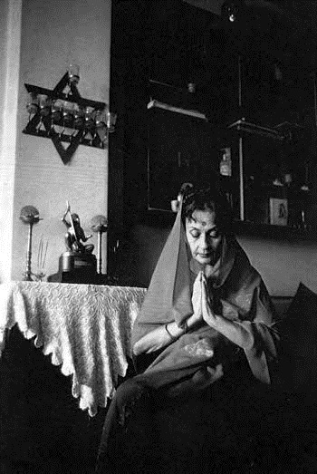 Joan Roth’s photograph of the actress Nadira with the Star of David and a statue of Devi Mahatmya behind her. Joan Roth’s photograph of the actress Nadira with the Star of David and a statue of Devi Mahatmya behind her.