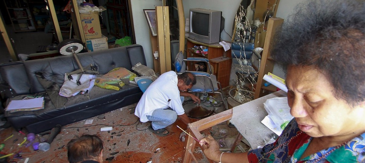 Wave of blasts kills one, injures several in southern Thailand