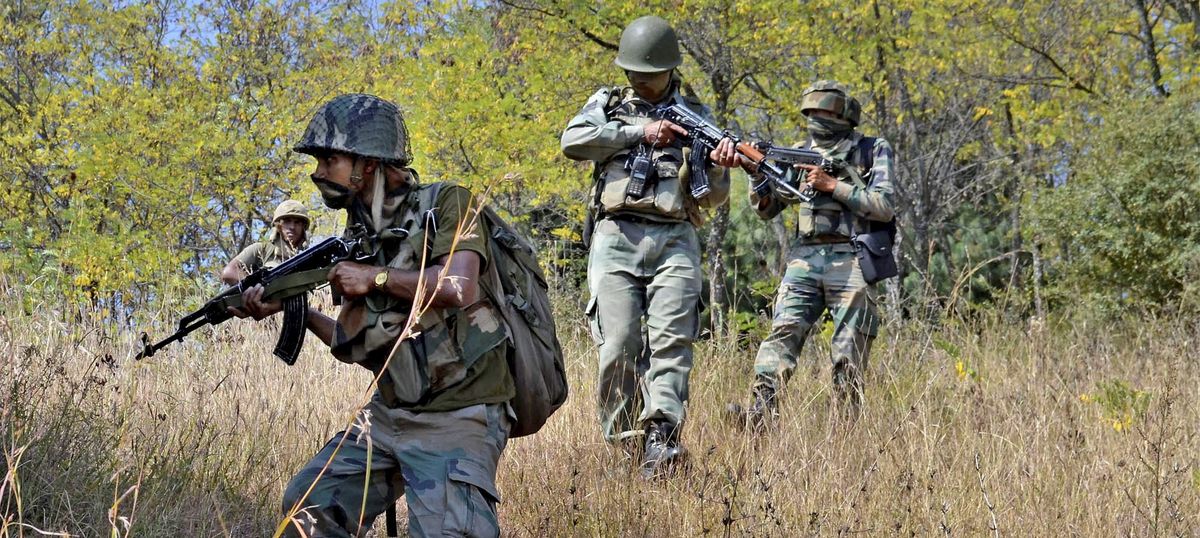 हथियारों और मनोबल की कमी से जूझती सेना सहित आज के अखबारों की प्रमुख सुर्खियां