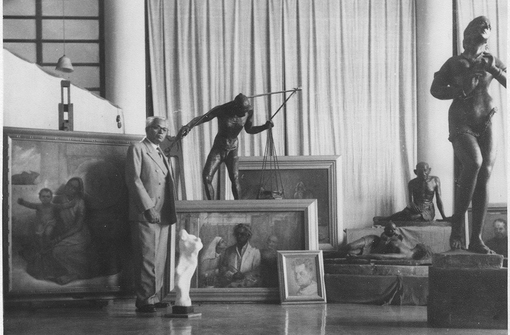 AP da Cruz in his studio, Bombay, c. 1962. AP da Cruz in his studio, Bombay, c. 1962.