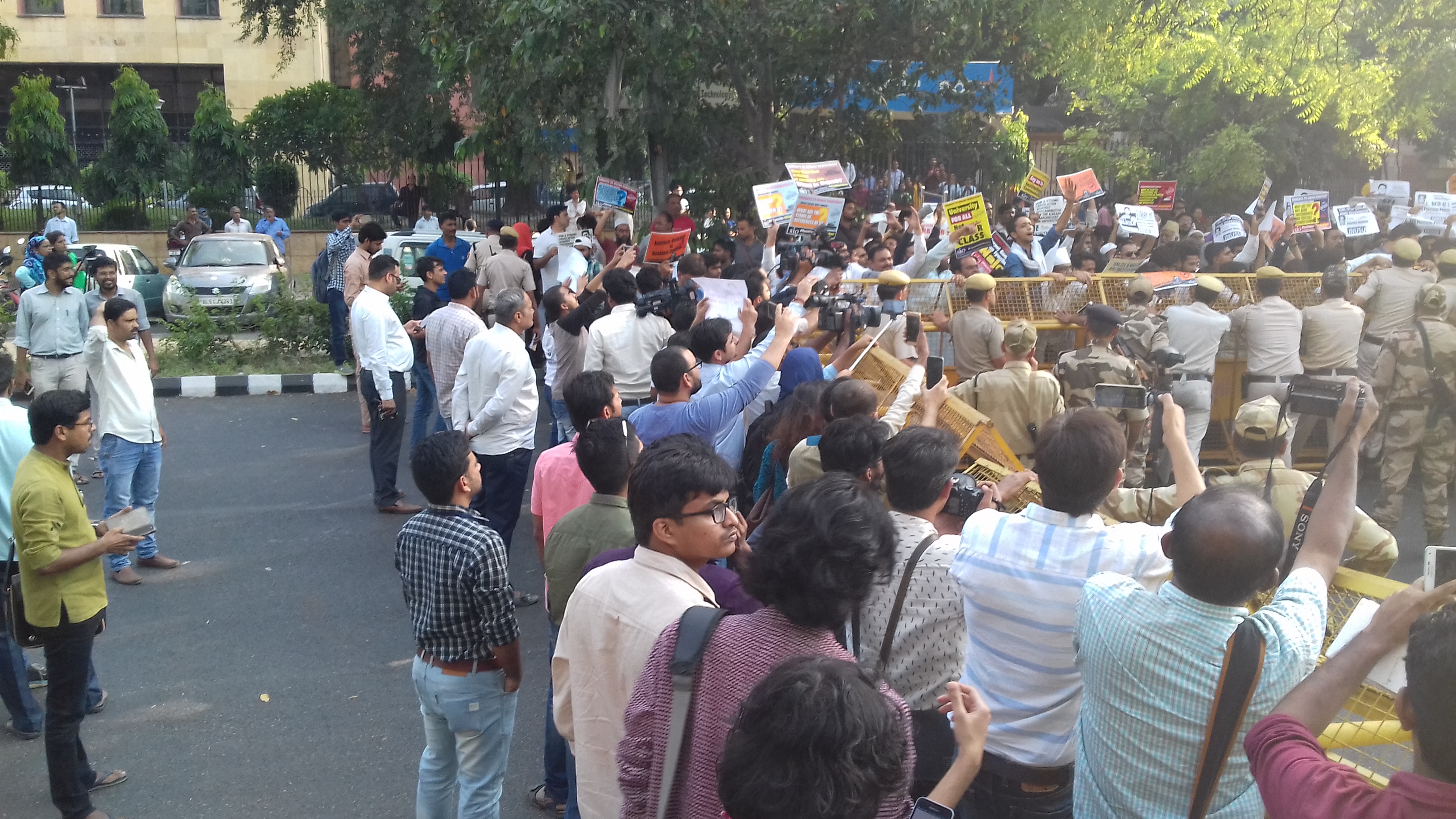 Students stage protest outside CBI headquarters. (Image Credit: Abhishek Dey) Students stage protest outside CBI headquarters. (Image Credit: Abhishek Dey)