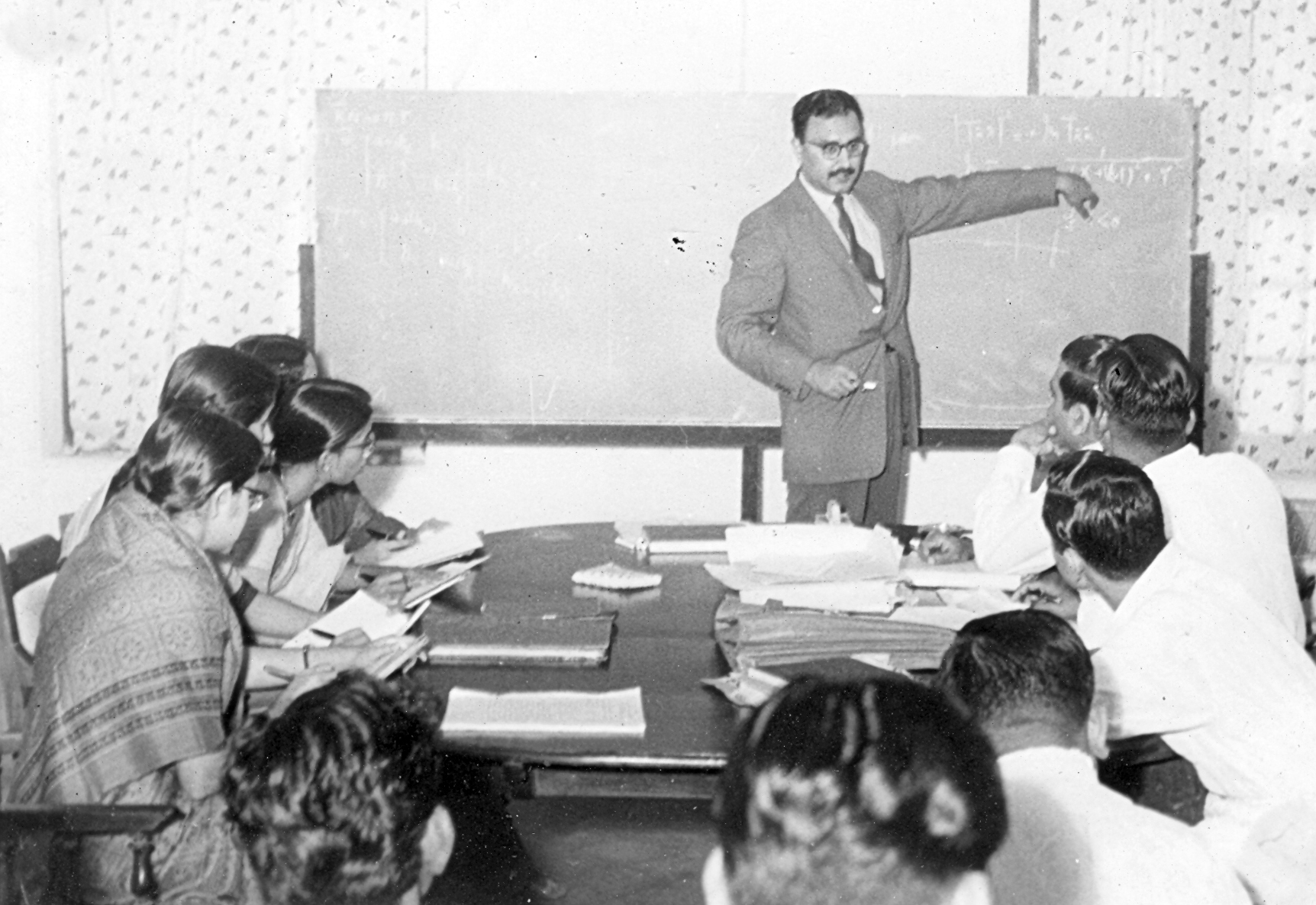 Professor Abdus Salam, FRS (Imperial College, London), lecturing at Alladi Ramakrishnan’s Theoretical Physics Seminar at Ekamra Nivas, Jan 1960. Photo credit: Alladi Krishnaswami. Professor Abdus Salam, FRS (Imperial College, London), lecturing at Alladi Ramakrishnan’s Theoretical Physics Seminar at Ekamra Nivas, Jan 1960. Photo credit: Alladi Krishnaswami.