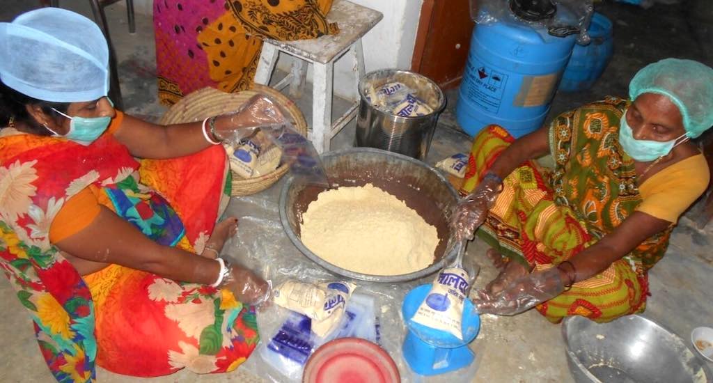 Women package sattu handmade with jata, taking measures to ensure quality. Photo credit: Mohd Imran Khan Women package sattu handmade with jata, taking measures to ensure quality. Photo credit: Mohd Imran Khan