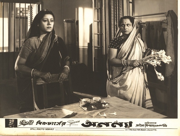 Kanan Devi and Reba Bose in Ananya (1949). Courtesy HarperCollins India. Kanan Devi and Reba Bose in Ananya (1949). Courtesy HarperCollins India.