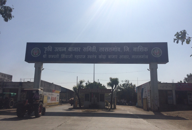 Lasalgaon Agricultural Produce Market Committee is Asia’s biggest onion market, and most Indian onion is exported from this market. Onions brought rose 150% to 1 million metric tonne, between April and August, 2016, compared to the same period last year–further reducing onion prices. Image Credit: India Spend/Swagata Yadavar Lasalgaon Agricultural Produce Market Committee is Asia’s biggest onion market, and most Indian onion is exported from this market. Onions brought rose 150% to 1 million metric tonne, between April and August, 2016, compared to the same period last year–further reducing onion prices. Image Credit: India Spend/Swagata Yadavar