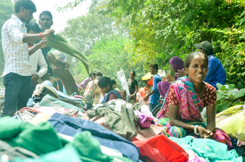Middlemen examine the collection at a chindhi bazaar. (Photo credit: Kunal Soni). Middlemen examine the collection at a chindhi bazaar. (Photo credit: Kunal Soni).