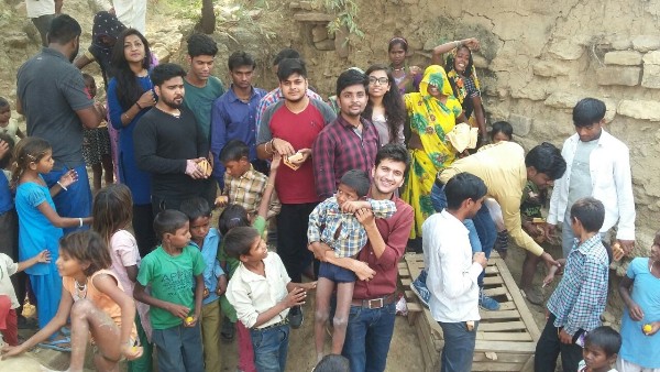 बच्चे को गोद में लिए अश्विनी और उनके दोस्त बच्चे को गोद में लिए अश्विनी और उनके दोस्त