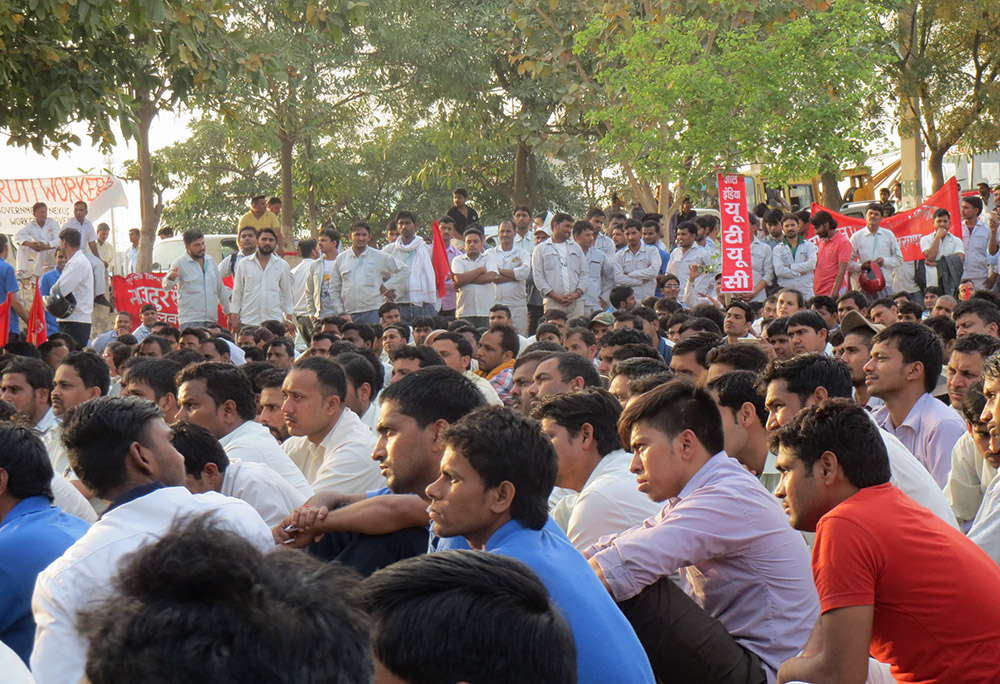 Workers from over 20 vendor companies that supply automobile parts to Maruti and Honda joined the demonstration. Workers from over 20 vendor companies that supply automobile parts to Maruti and Honda joined the demonstration.