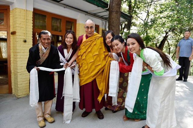 The four finalists and the organiser seek the Dalai Lama's blessings. The four finalists and the organiser seek the Dalai Lama's blessings.