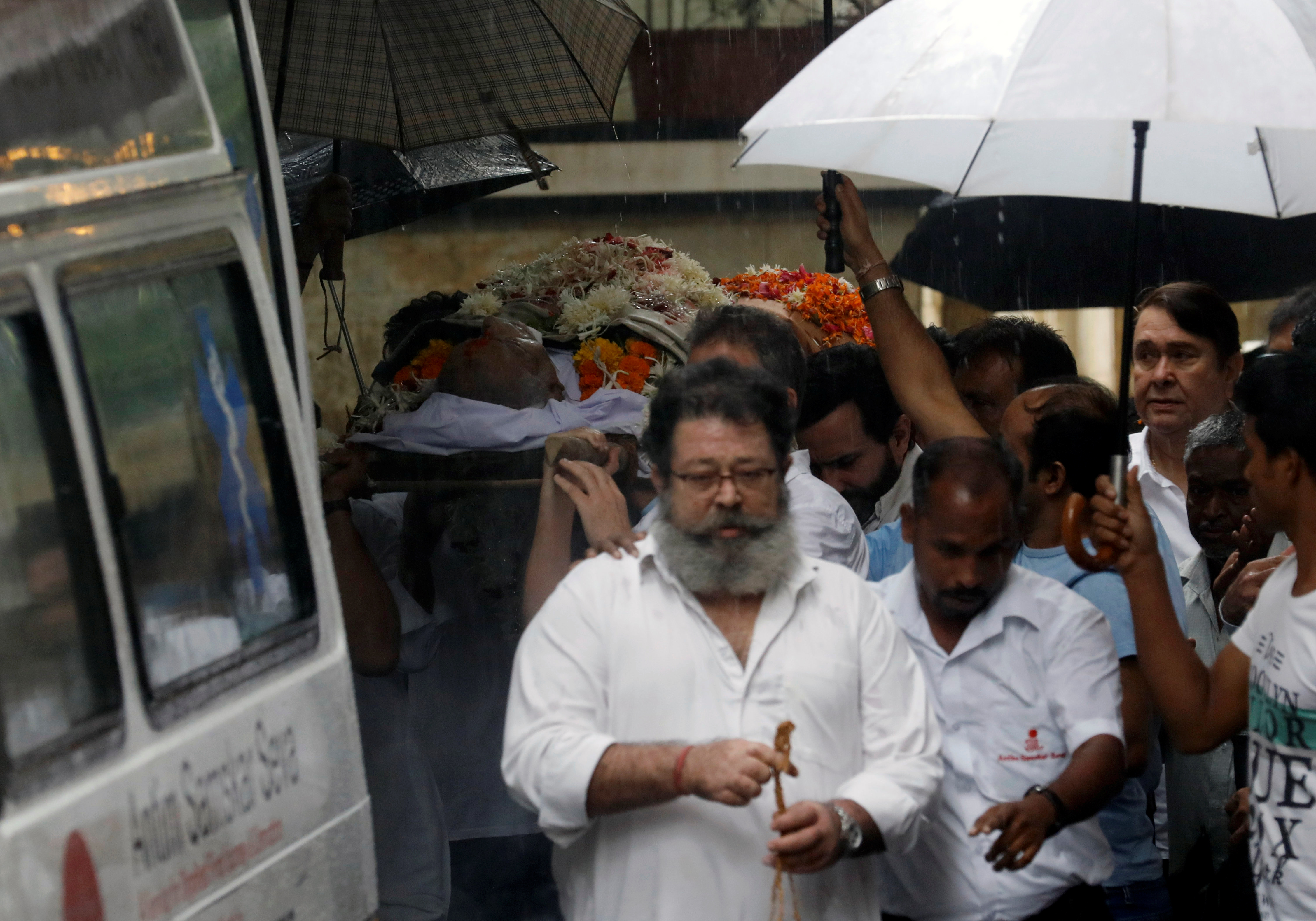 Shashi Kapoor's son Kunal Kapoor and nephew Randhir Kapoor seen at the funeral procession. (Image Credit: Danish Siddiqui/Reuters) Shashi Kapoor's son Kunal Kapoor and nephew Randhir Kapoor seen at the funeral procession. (Image Credit: Danish Siddiqui/Reuters)