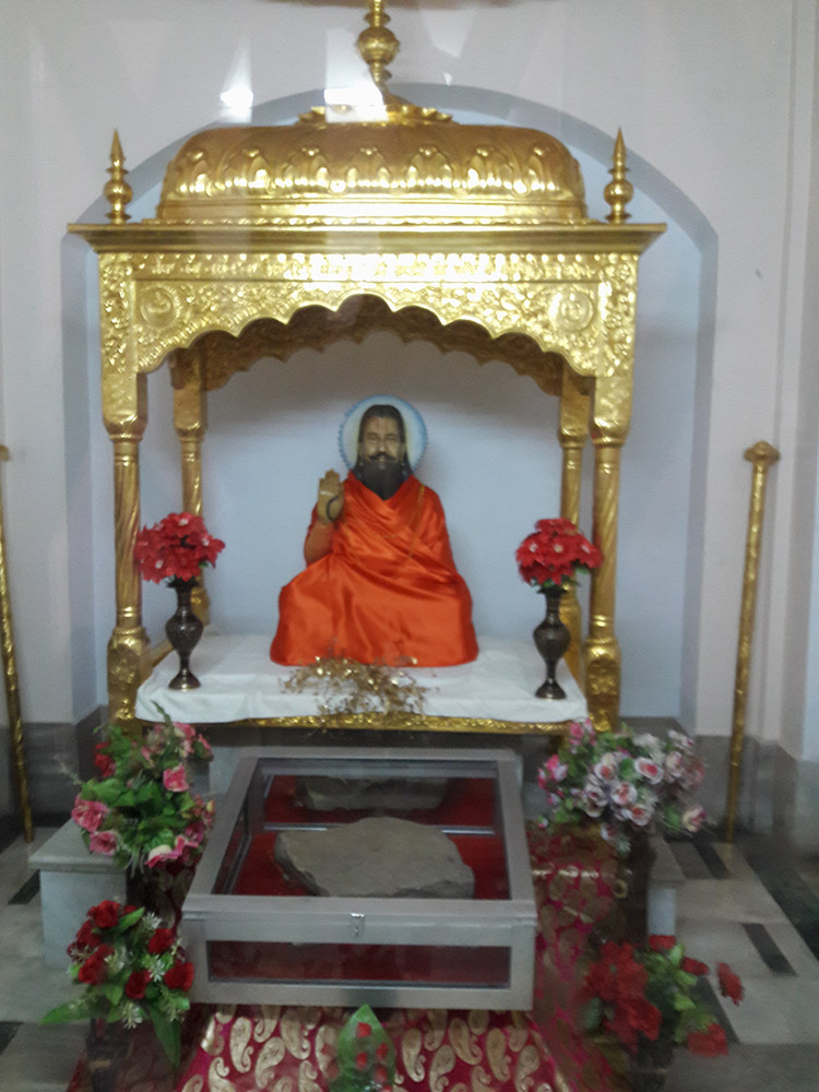 Ravidas' statue in the sanctum sanctorum of Guru Ravidas Janam Sthan Mandir in Varanasi. Ravidas' statue in the sanctum sanctorum of Guru Ravidas Janam Sthan Mandir in Varanasi.