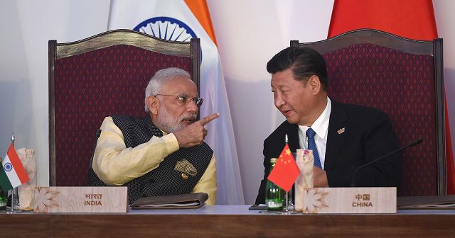 चीनी राष्ट्रपति शी जिनपिंग के साथ प्रधानमंत्री मोदी चीनी राष्ट्रपति शी जिनपिंग के साथ प्रधानमंत्री मोदी