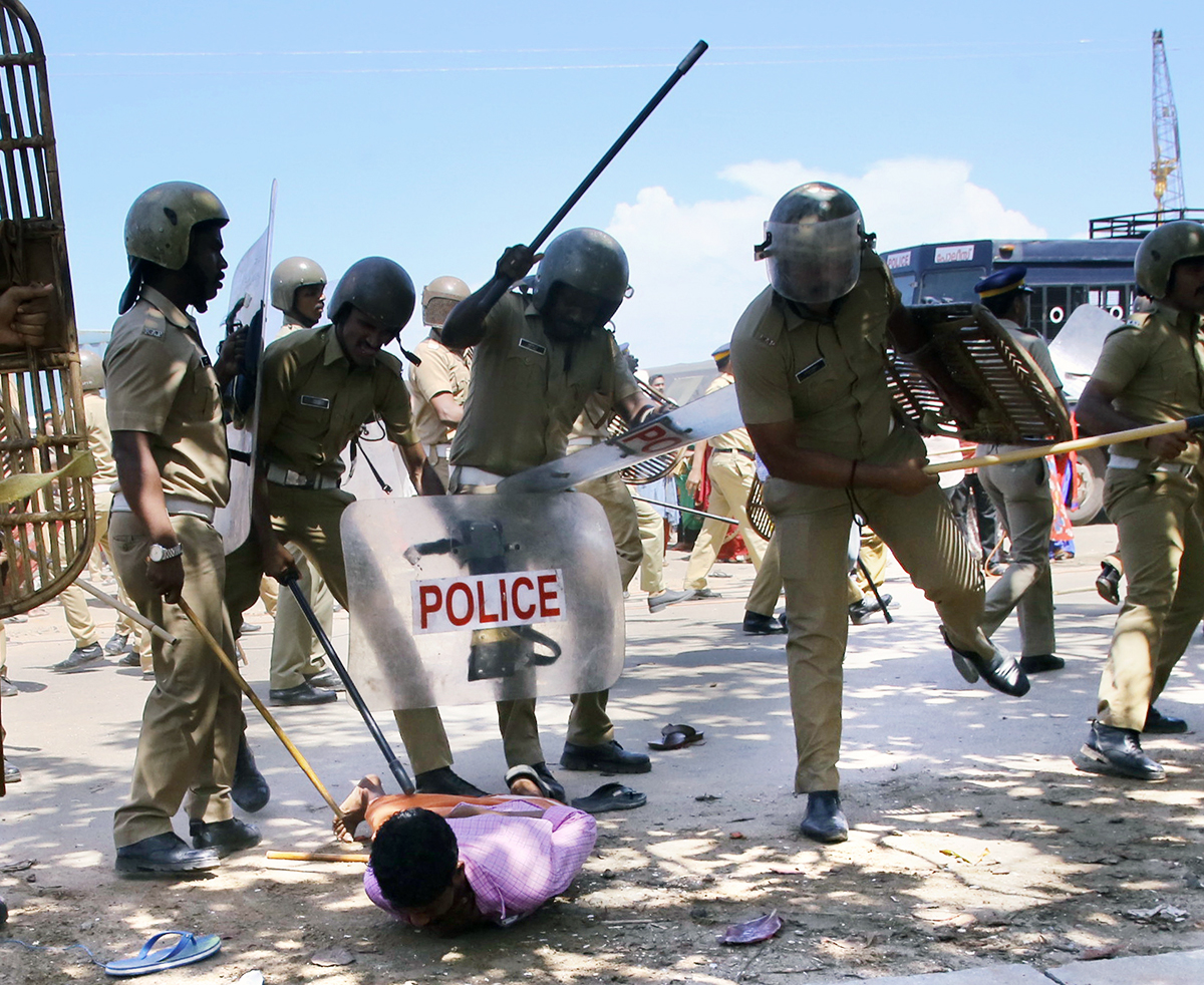 Police beat up a protestor in Puthuvype on June 18. Photo credit: Ashish Vincent Police beat up a protestor in Puthuvype on June 18. Photo credit: Ashish Vincent