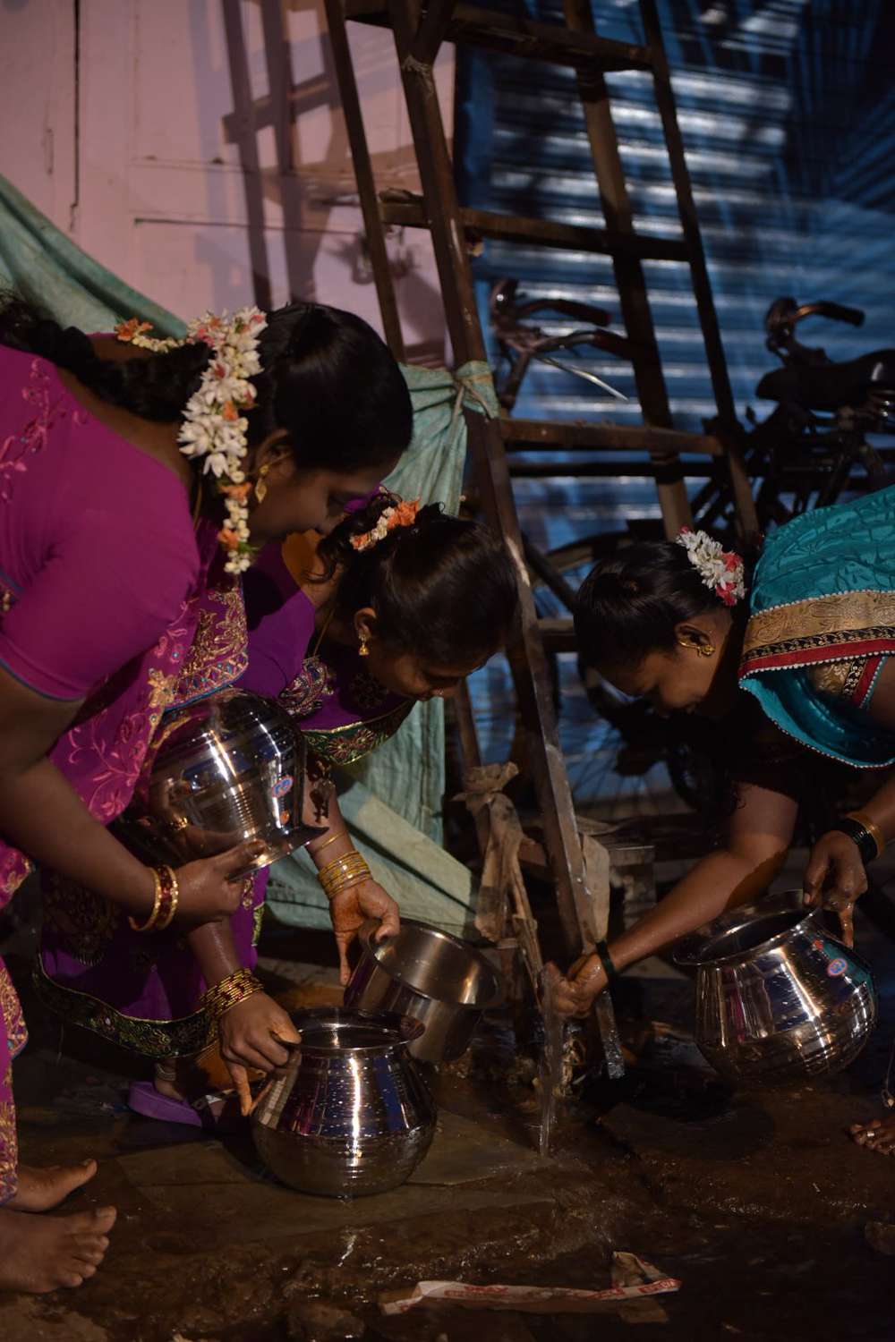 As water supplies for cooking ran out, some headed to a broken pipe nearby. As water supplies for cooking ran out, some headed to a broken pipe nearby.