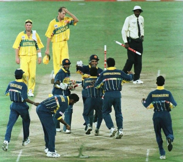 1996 विश्वकप फाइनल जीतने के बाद खुशी मनाते श्रीलंकाई खिलाड़ी : फोटो क्रेडिट- आईसीसी / फेसबुक 1996 विश्वकप फाइनल जीतने के बाद खुशी मनाते श्रीलंकाई खिलाड़ी : फोटो क्रेडिट- आईसीसी / फेसबुक