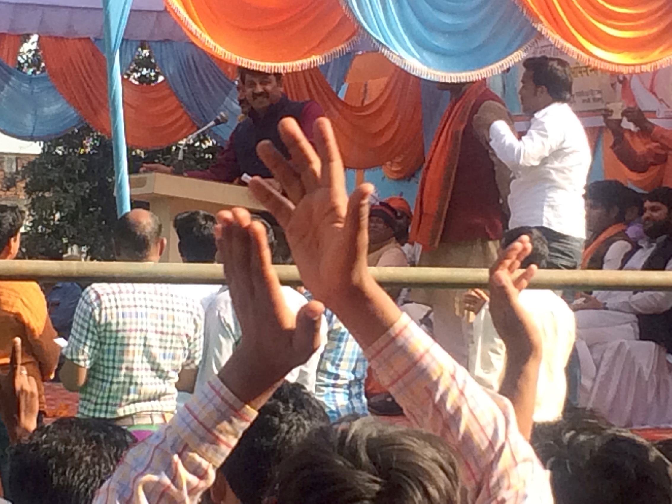 Manoj Tiwari addressing the crowds in Naupedwa, less than 10 kms from Baksha. Manoj Tiwari addressing the crowds in Naupedwa, less than 10 kms from Baksha.
