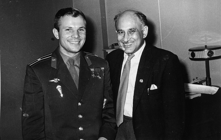 Astronaut Yuri Gagarin with director KA Abbas in Moscow, 1962. Courtesy Yoda Press. Astronaut Yuri Gagarin with director KA Abbas in Moscow, 1962. Courtesy Yoda Press.