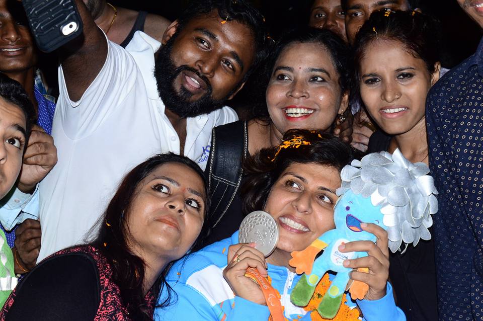 Deepa Malik mobbed by fans at the airport. Image credit: Deepa Malik's Facebook Page Deepa Malik mobbed by fans at the airport. Image credit: Deepa Malik's Facebook Page