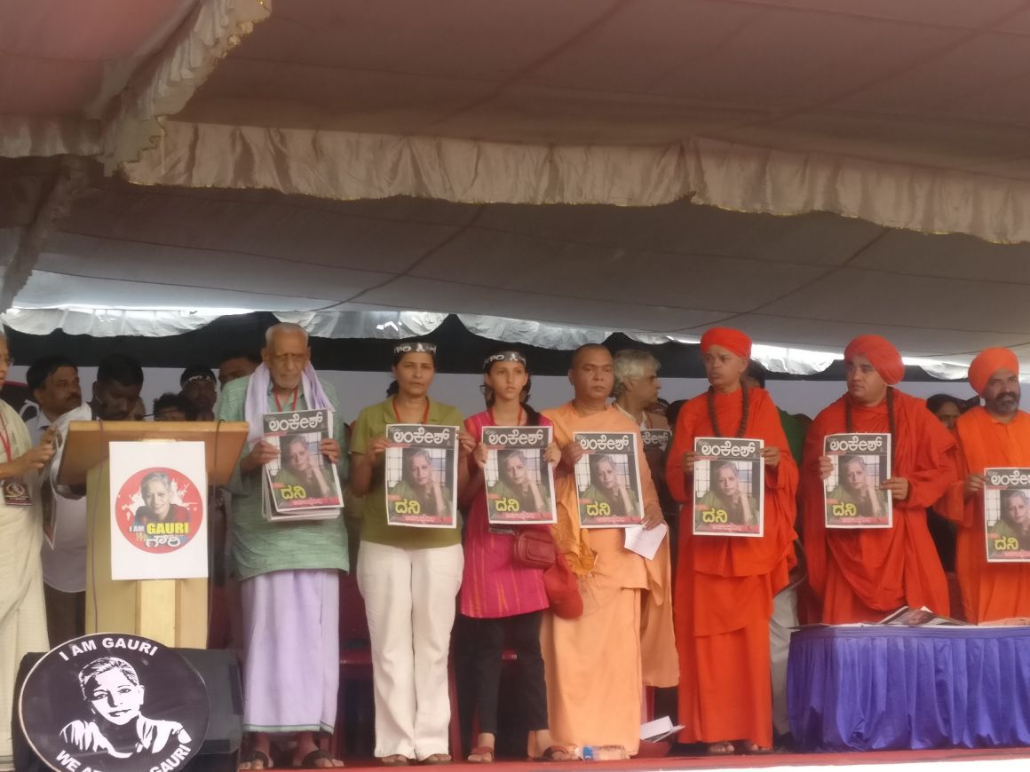 HS Doreswamy and members of the forum hold up copies of the special edition of the Gauri Lankesh Patrike. (Credit: Rohan Venkat/Scroll.in) HS Doreswamy and members of the forum hold up copies of the special edition of the Gauri Lankesh Patrike. (Credit: Rohan Venkat/Scroll.in)