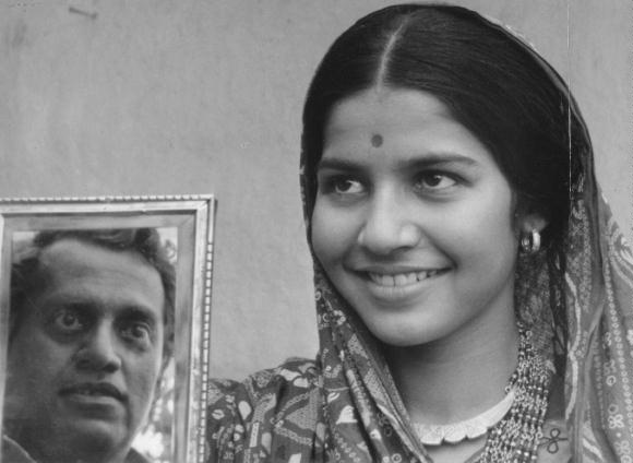 Suhasini Mulay and Utpal Dutt in Bhuvan Shome. Courtesy Film Finance Corporation. Suhasini Mulay and Utpal Dutt in Bhuvan Shome. Courtesy Film Finance Corporation.