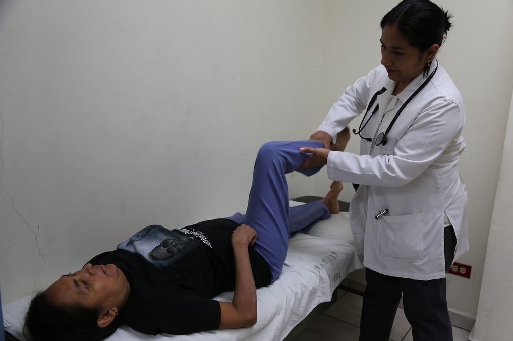 A health worker attends to a patient with Guillain–Barré syndrome. Brazil reported 49 cases were confirmed of Guillain–Barré syndrome. Of these cases, all but two had a prior history of infection with Zika, chikungunya or dengue. (Photo: WHO/PAHO) A health worker attends to a patient with Guillain–Barré syndrome. Brazil reported 49 cases were confirmed of Guillain–Barré syndrome. Of these cases, all but two had a prior history of infection with Zika, chikungunya or dengue. (Photo: WHO/PAHO)