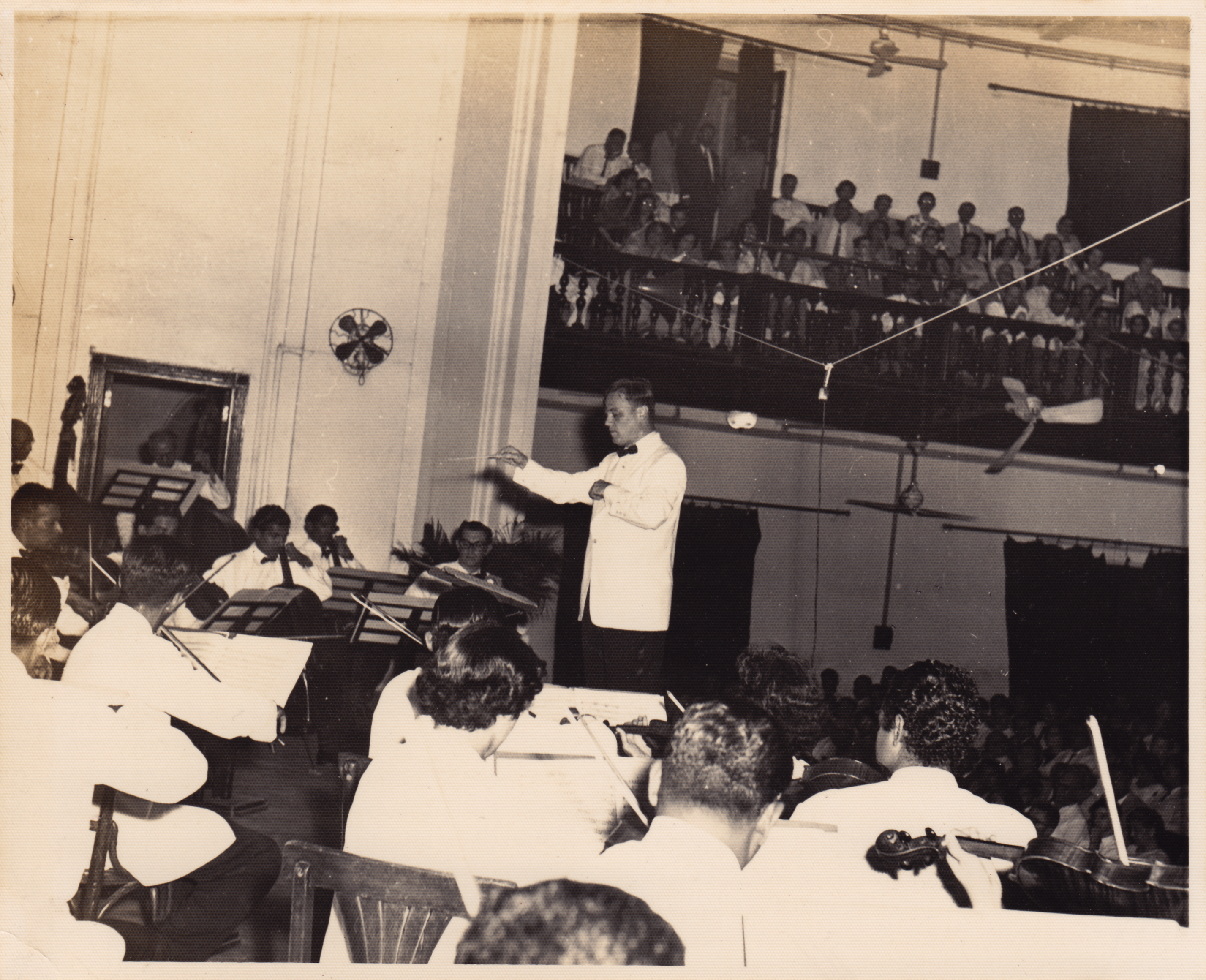 Howard Boatwright conducts the Bombay Symphony Orchestra. Howard Boatwright conducts the Bombay Symphony Orchestra.