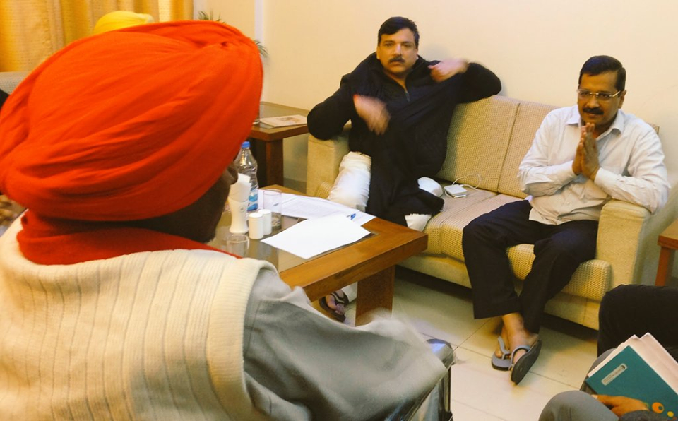 AAP's Arvind Kejriwal apologising to Bant Singh. Photo: Aam Aadmi Party/via Facebook AAP's Arvind Kejriwal apologising to Bant Singh. Photo: Aam Aadmi Party/via Facebook