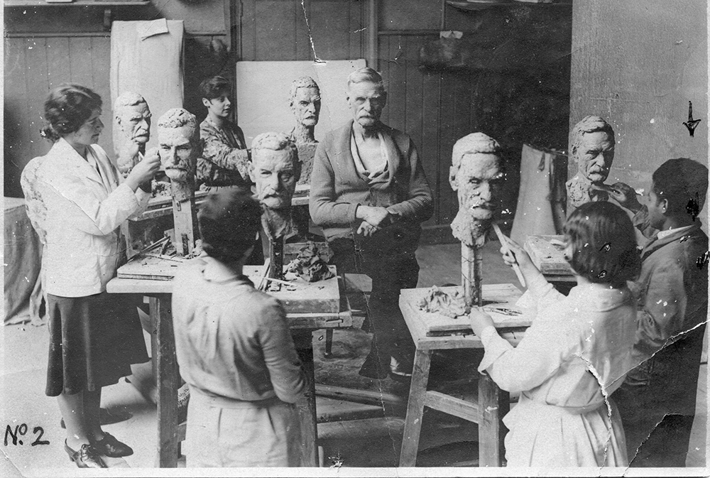 Da Cruz (extreme right) at modelling class, Berlin, 1920s. Da Cruz (extreme right) at modelling class, Berlin, 1920s.