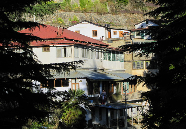 Sisters Bazaar in today’s Mussoorie. Image Credit: Paul Hamilton/Wikimedia, CC BY-SA Sisters Bazaar in today’s Mussoorie. Image Credit: Paul Hamilton/Wikimedia, CC BY-SA