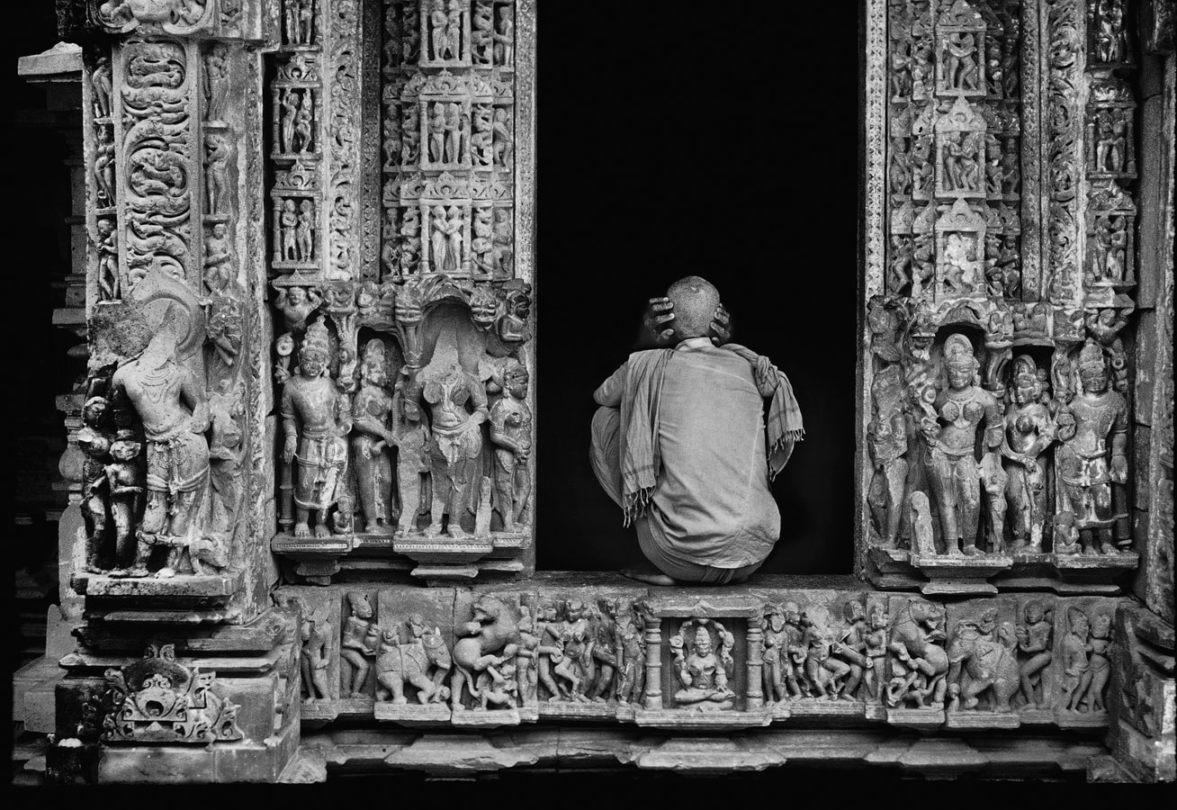 Inside Shantinath Jain Temple, 1986. (Photograph by Raghu Rai.) Inside Shantinath Jain Temple, 1986. (Photograph by Raghu Rai.)