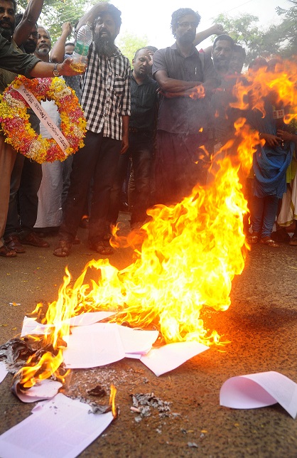 Kamalsy and his supporters burn copies of his 'Smashanangalude Note Pusthakam'. Photo: TA Ameerudheen Kamalsy and his supporters burn copies of his 'Smashanangalude Note Pusthakam'. Photo: TA Ameerudheen