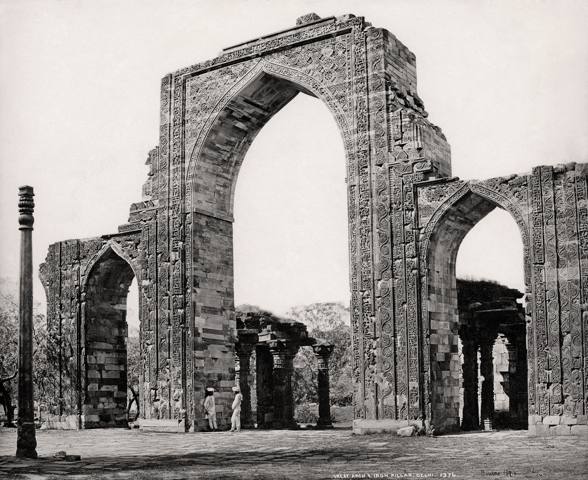 Delhi, The Great Arch and the Iron Pillar at Qutub Minar/Samuel Bourne, c. 1860. Courtesy: MAP/Tasveer Delhi, The Great Arch and the Iron Pillar at Qutub Minar/Samuel Bourne, c. 1860. Courtesy: MAP/Tasveer