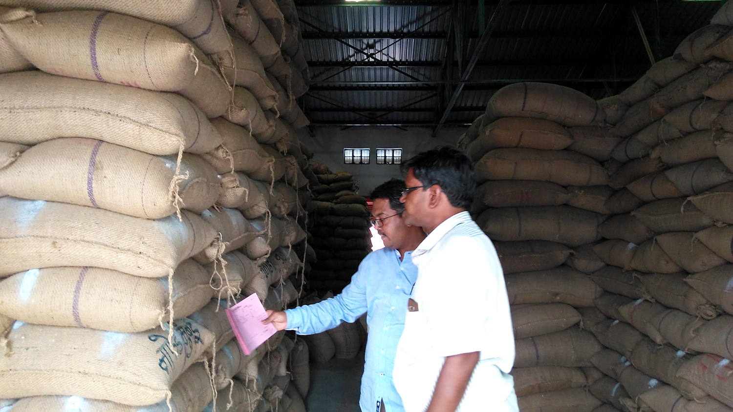 Ashish Salvia (in blue) says the pulses trade is too opaque even for officials like him. Photo credit: Manas Roshan Ashish Salvia (in blue) says the pulses trade is too opaque even for officials like him. Photo credit: Manas Roshan