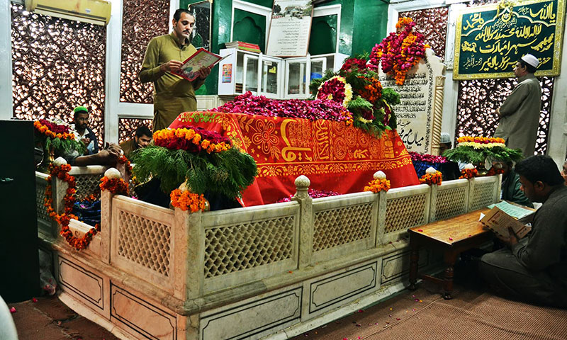 Mian Mir’s grave is covered with flowers while people recite the Quran. Photo by Abdullah Khan. Mian Mir’s grave is covered with flowers while people recite the Quran. Photo by Abdullah Khan.