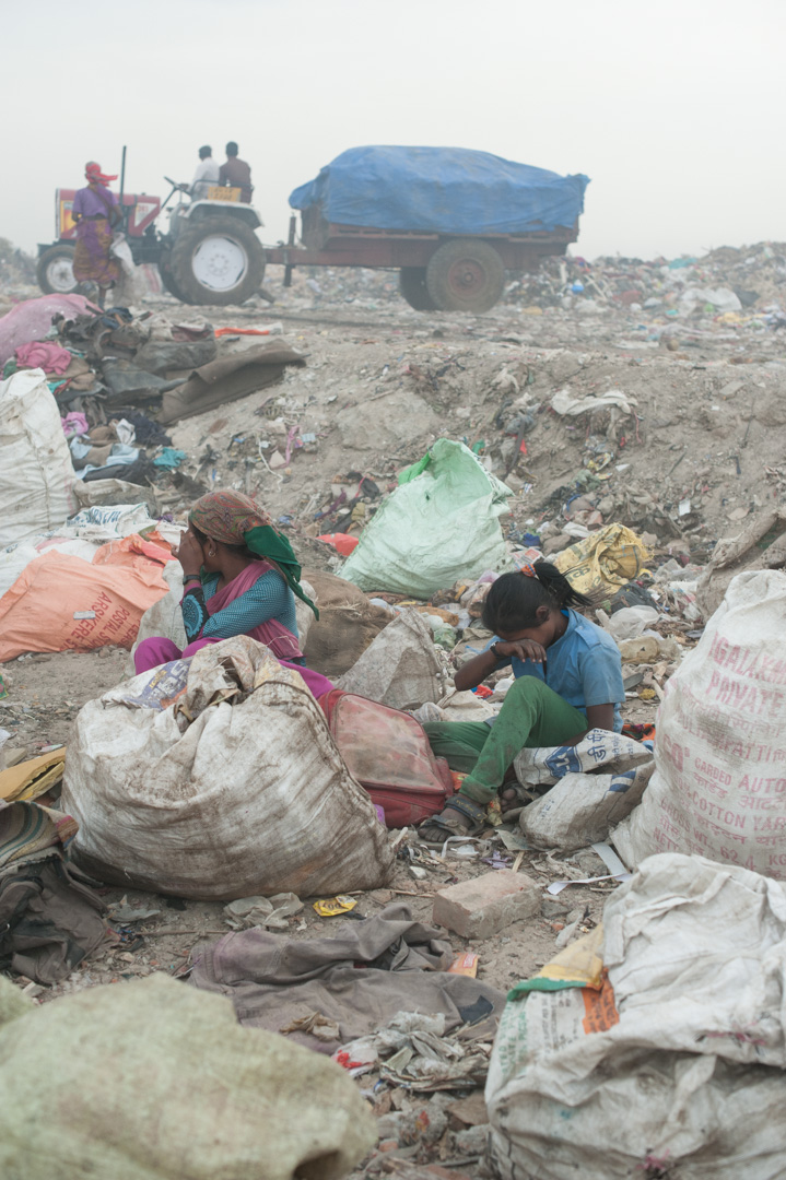 Waste pickers on Ghazipur landfill, New Delhi, October 17, 2017. Photo credit: Sayantoni Palchoudhuri/Delhi Waste pickers on Ghazipur landfill, New Delhi, October 17, 2017. Photo credit: Sayantoni Palchoudhuri/Delhi