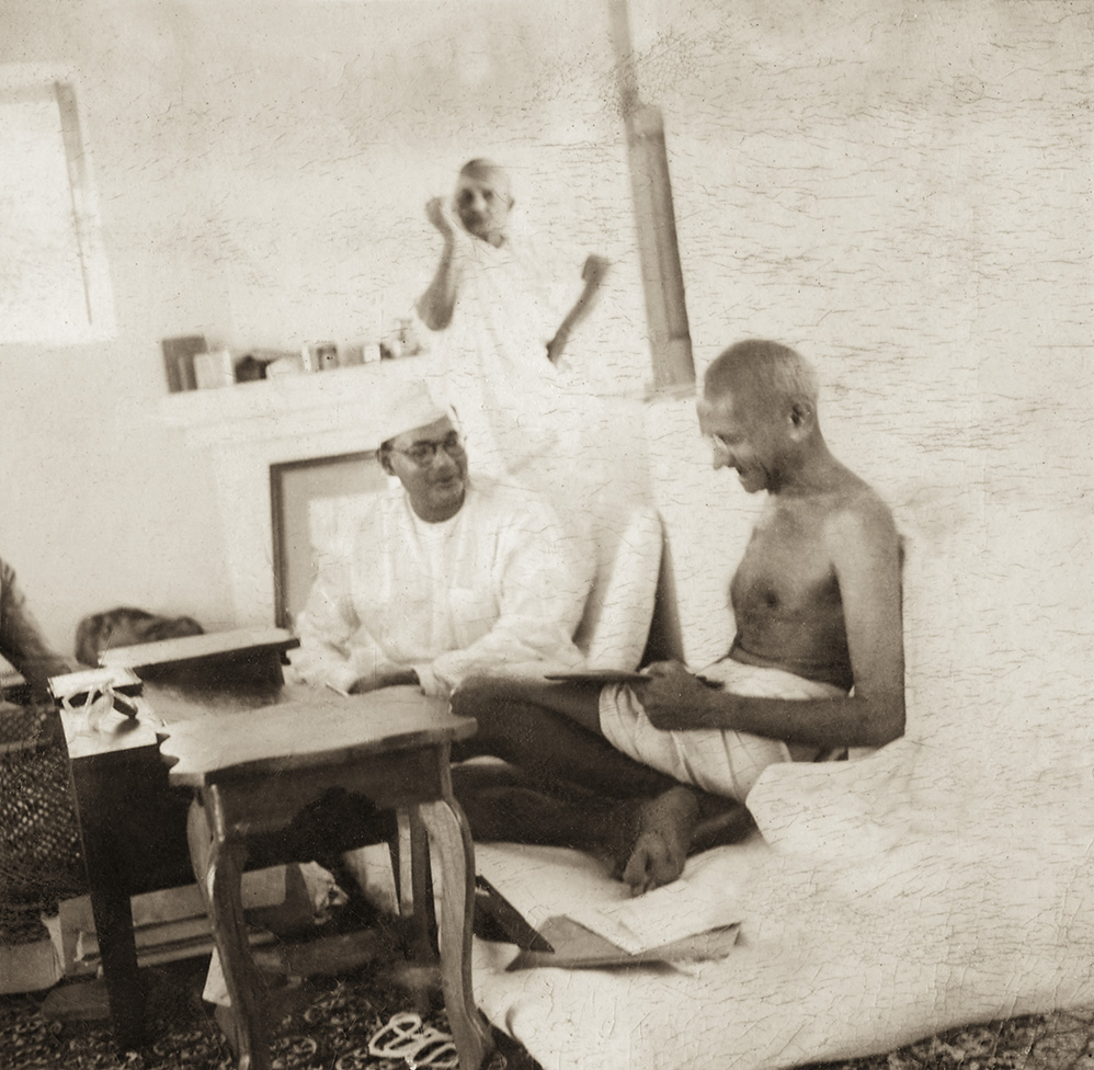 Mahatma Gandhi with Subhas Chandra Bose and Kasturba Gandhi, 1938 (Photograph by Kanu Gandhi / © Gita Mehta, heir of Abha and Kanu Gandhi) Mahatma Gandhi with Subhas Chandra Bose and Kasturba Gandhi, 1938 (Photograph by Kanu Gandhi / © Gita Mehta, heir of Abha and Kanu Gandhi)