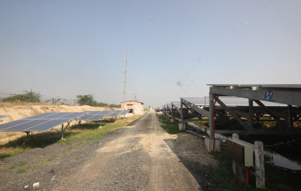 The canal-top panels next to their ground-mounted counter parts, used to check effect of cooling and enhanced efficiency of the panels atop the canal. Image Credit: Mukta Patil / IndiaSpend The canal-top panels next to their ground-mounted counter parts, used to check effect of cooling and enhanced efficiency of the panels atop the canal. Image Credit: Mukta Patil / IndiaSpend