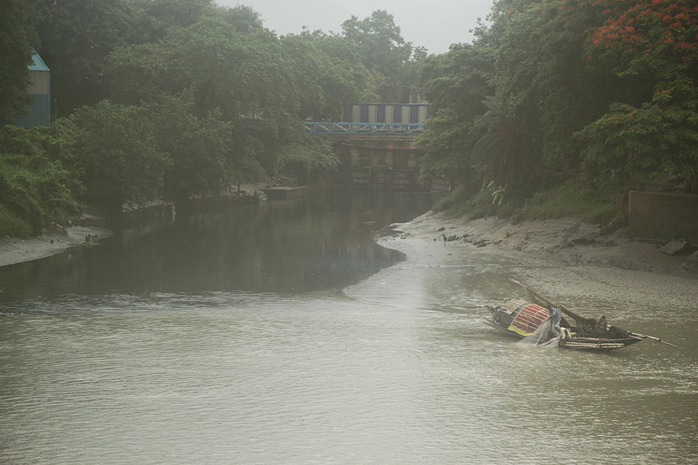 Fishing by industrial waste outflow at the Nazirgunj drain near Kolkata in the morning mist. Credit: Beth Walker Fishing by industrial waste outflow at the Nazirgunj drain near Kolkata in the morning mist. Credit: Beth Walker