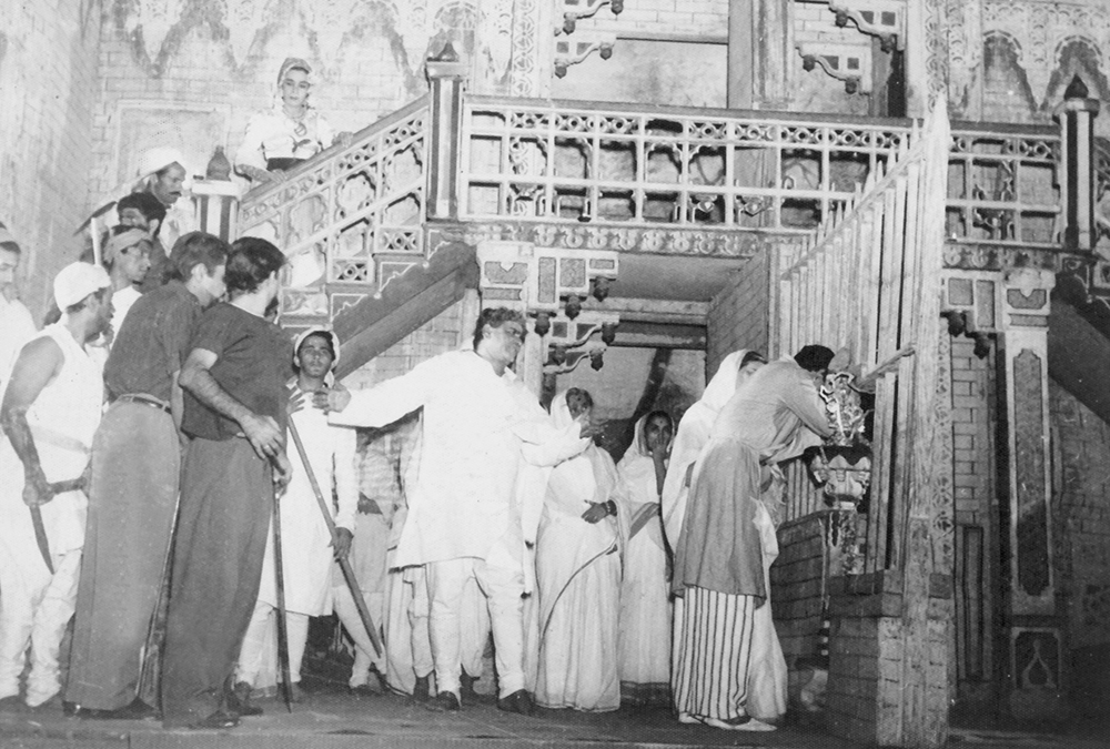 A scene from 'Deewar'. Image courtesy: Prithvi Theatre. A scene from 'Deewar'. Image courtesy: Prithvi Theatre.