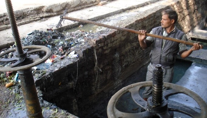 Staff cleaning a choked Intermediate pumping station. Image Credit: Juhi Chaudhary Staff cleaning a choked Intermediate pumping station. Image Credit: Juhi Chaudhary