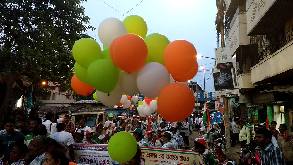 Balloons in the Trinamool colours. Balloons in the Trinamool colours.
