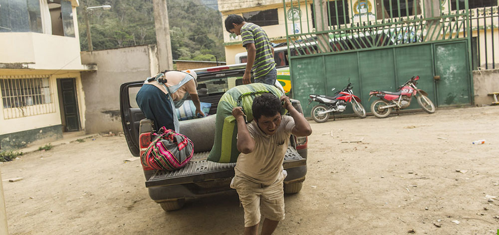 In 2014, farmers barely produced 570,000 kg among all the coffee farmers of Sandia. Before 2011, the average production was not lower than 10,000,000 kg. Photo credit: Musuk Nolte/WCS Peru In 2014, farmers barely produced 570,000 kg among all the coffee farmers of Sandia. Before 2011, the average production was not lower than 10,000,000 kg. Photo credit: Musuk Nolte/WCS Peru