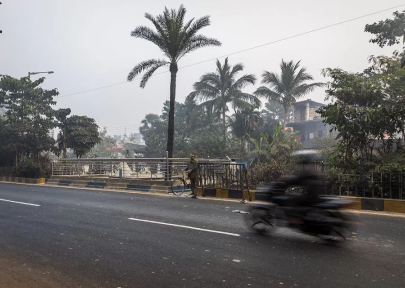 Traffic rushes past the sole surviving tomb on the Kona Expressway. Credit: Deepanjan Ghosh Traffic rushes past the sole surviving tomb on the Kona Expressway. Credit: Deepanjan Ghosh