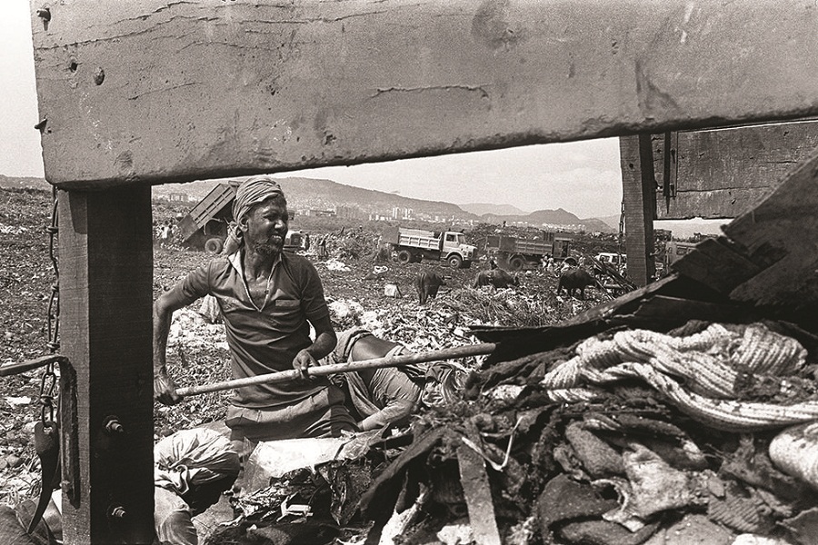 The garbage that the workers rake out includes animal carcasses, food remains, steel wires, hospital waste, jagged pieces of wood, pipes, stone, broken glass, blades. The garbage that the workers rake out includes animal carcasses, food remains, steel wires, hospital waste, jagged pieces of wood, pipes, stone, broken glass, blades.