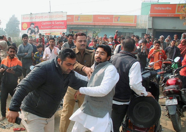 Chaos outside a Meerut bank in Uttar Pradesh. Photo: PTI Chaos outside a Meerut bank in Uttar Pradesh. Photo: PTI