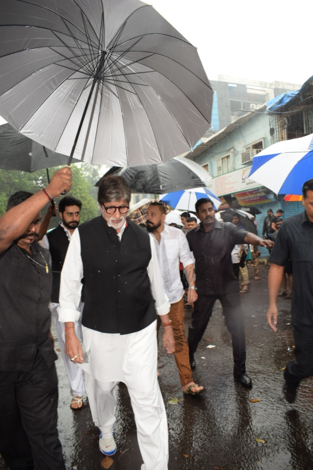 Actor Amitabh Bachchan paid respects at the state funeral on Tuesday. (Image credit: IANS) Actor Amitabh Bachchan paid respects at the state funeral on Tuesday. (Image credit: IANS)