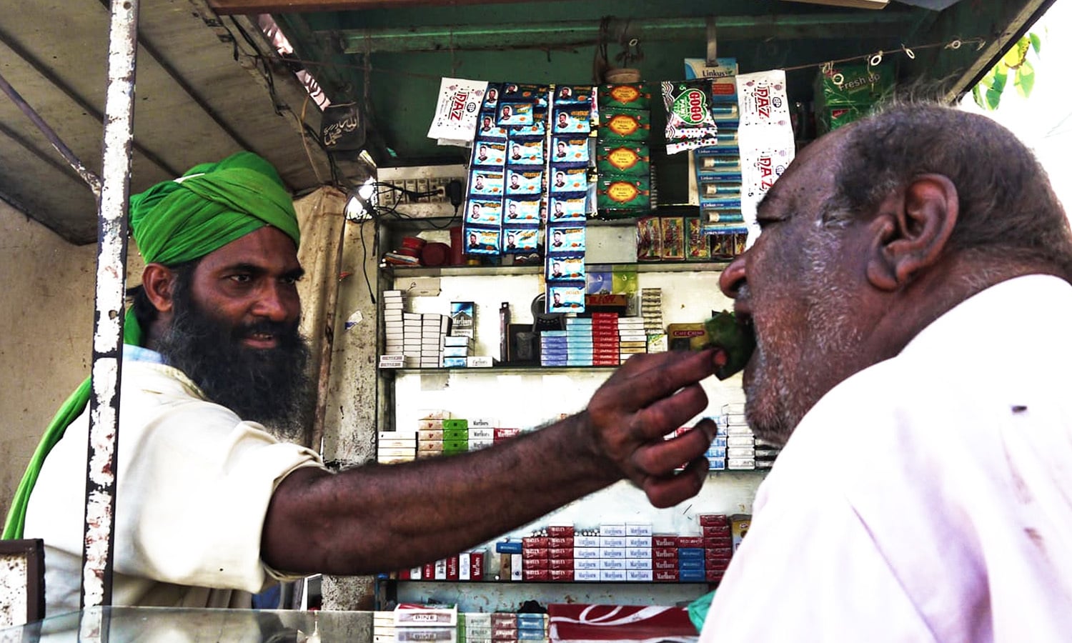 Sultan Hussain at Ghulam Yasin’s paan stall on Sindhi Muslim Road. Sultan Hussain at Ghulam Yasin’s paan stall on Sindhi Muslim Road.