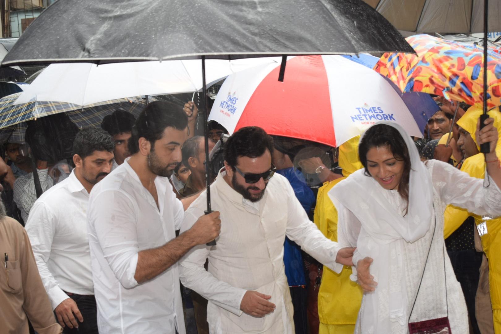 Actors Ranbir Kapoor and Saif Ali Khan seen at the state funeral. (Image credit: IANS) Actors Ranbir Kapoor and Saif Ali Khan seen at the state funeral. (Image credit: IANS)