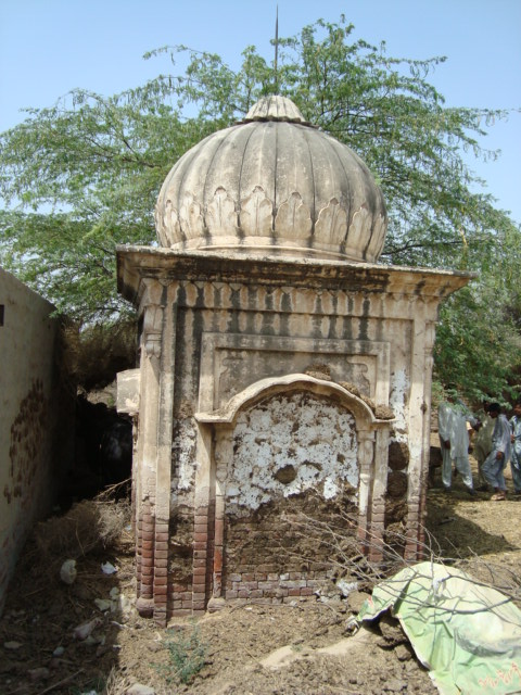 An obscure smadh in the middle of Pattoki. Credit: Haroon Khalid An obscure smadh in the middle of Pattoki. Credit: Haroon Khalid