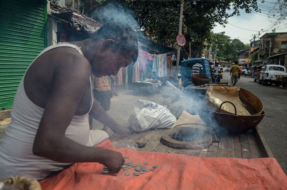 A street vendor trying to light his makeshift earthen stove in Sealdah in Kolkata. Photo credit: Ronny Sen/Kolkata A street vendor trying to light his makeshift earthen stove in Sealdah in Kolkata. Photo credit: Ronny Sen/Kolkata